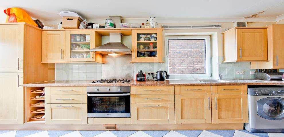 			UNDER OFFER , 3 Bedroom, 1 bath, 1 reception Apartment			 Windsor Court - Copers Road, Bermondsey